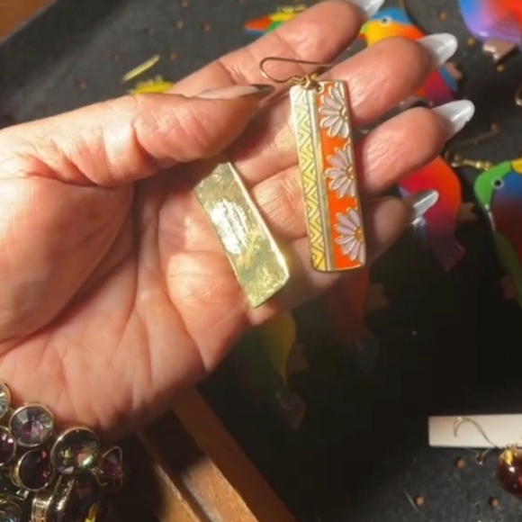 Laurel Burch 1993 Las Fores Signed Gold Tone Yellow and Red Enamel Earrings - Picture 4 of 5